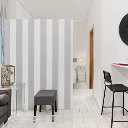 Appartamento Studio, 3 Min To Calle Larios, Ideal For Exploring